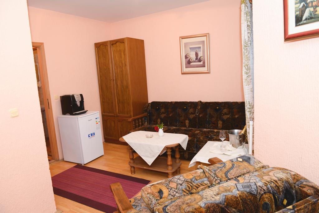 Beli Dvor Hotel Sombor Bilik gambar